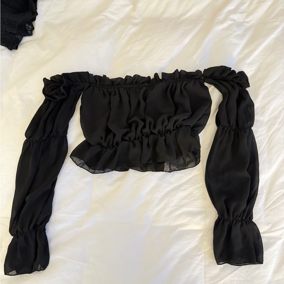 PrettyLittleThing Off-Shoulder Ruffle Long Sleeve Crop Top - Picture 4 of 6